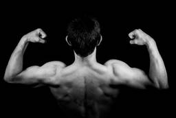 atleta che mostra muscoli della schiena